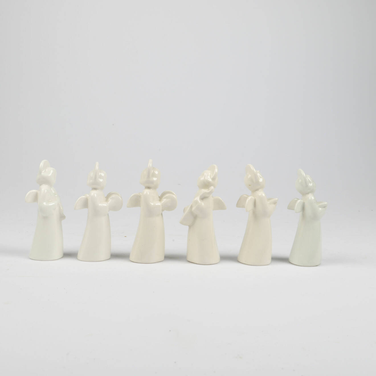 Sex porslinsfiguriner föreställande en änglakör.