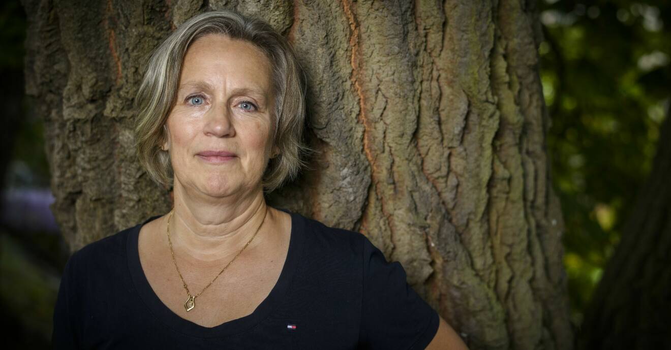 Parkinson-drabbade Cecilia Qwinth lutar sig mot ett träd.