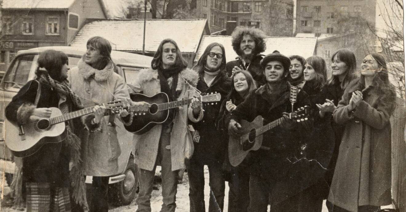 Ett gäng ungdomar som tillhör sekten Guds barn spelar och sjunger ute på gatan i Oslo år 1972.