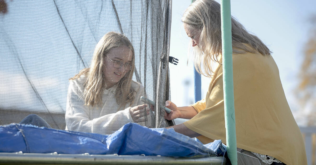 Maria Albertsson hjälper dottern Wilma att mäta blodsockret.