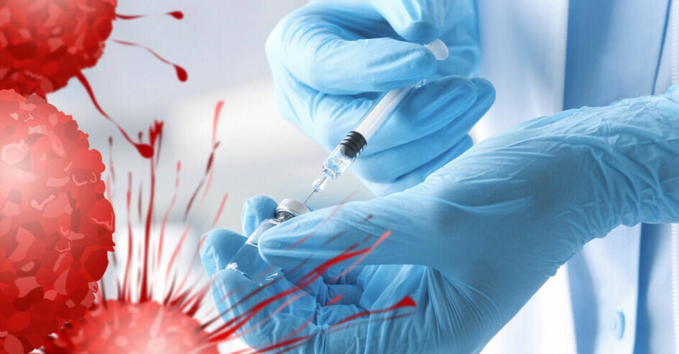 Händer med blåa handskar håller i spruta och liten glasflaska med genomskinlig vätska, till vänster röda virusbollar som exploderar.