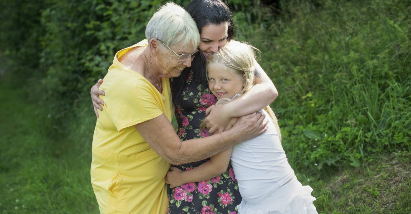 Anne kramar om sin dotter Ellinor och barnbarnet Rosalie och berättar att alla är tacksamma för att dramat förra påsken slutade väl