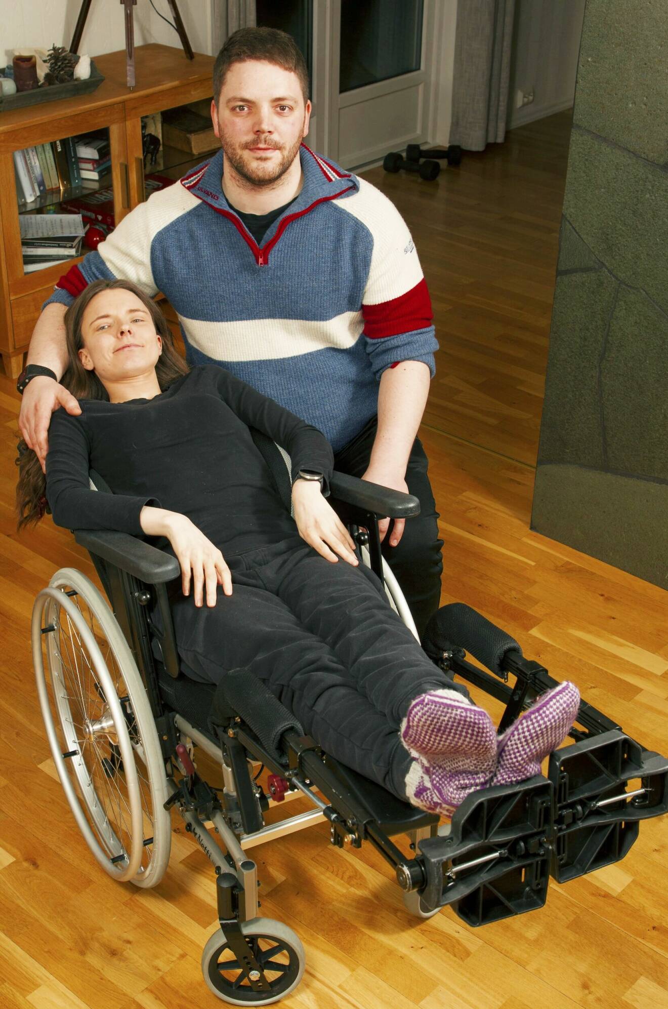 Elisabeth i rullstol med sambon Paul-Kristian