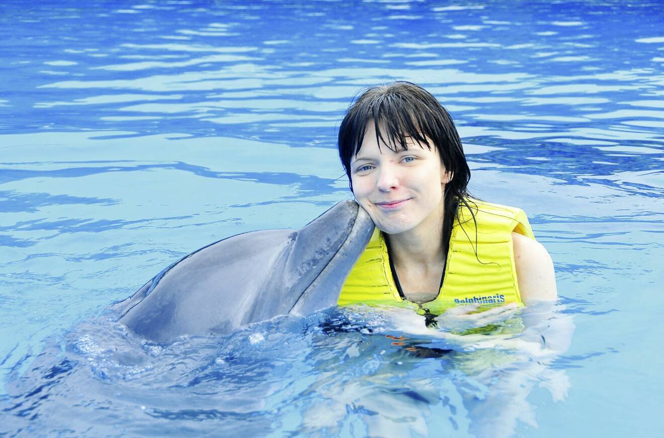 Elisabeth badar med delfiner