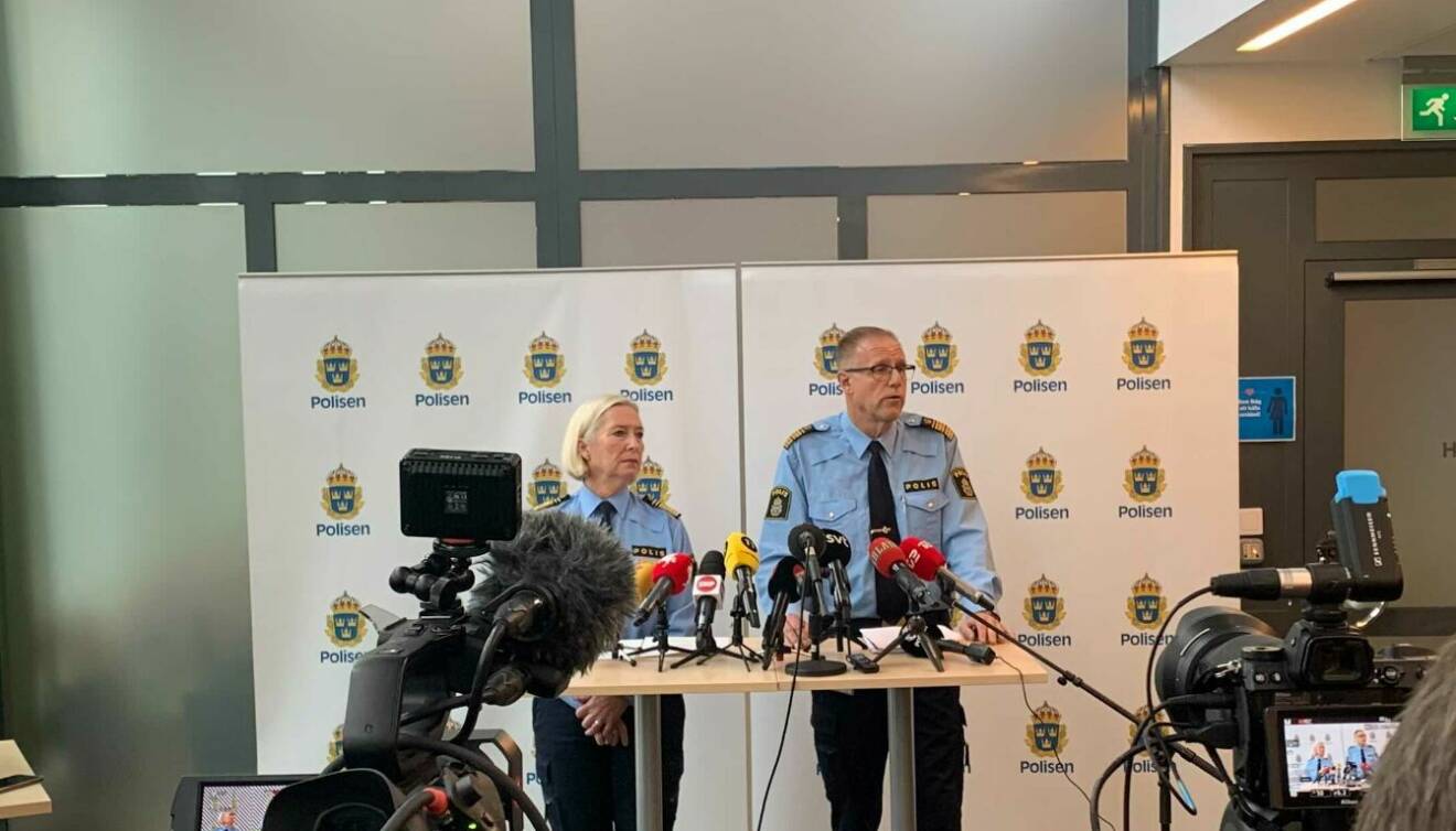 Polisens pressträff efter dödsolyckan utanför Markaryd. Regionchef Carina Persson och chefen för personsäkerhetsskyddet Stefan Sintéus.