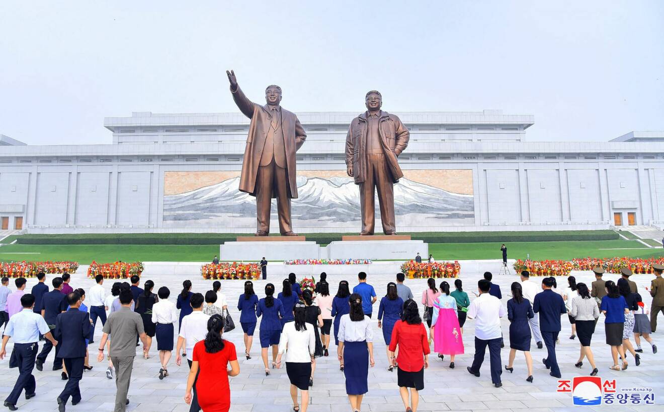20 meter höga statyer av Kim Il Sung och Kim Jong Il i Pyonyang.