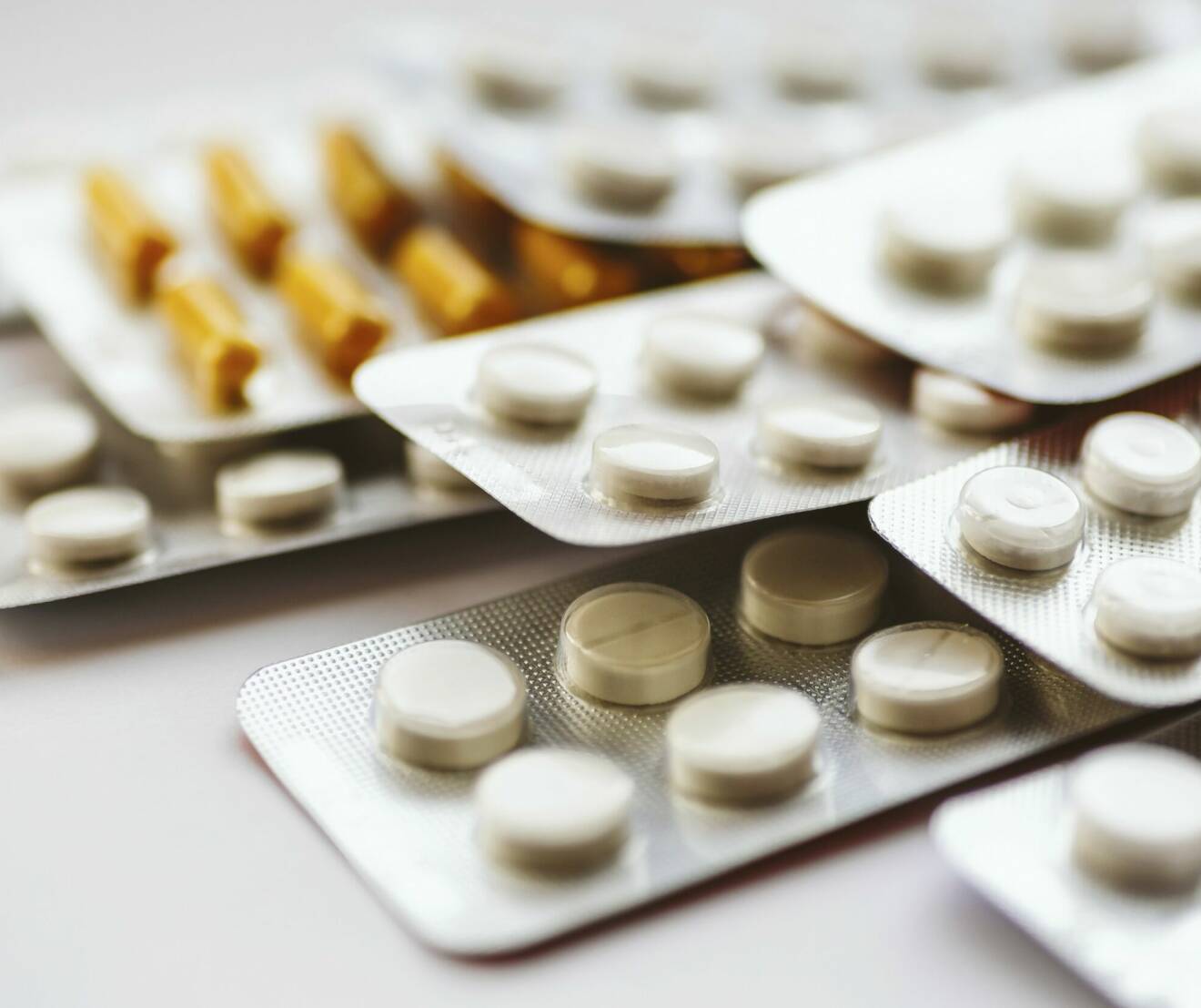 Tablettkartor med smärtstillande läkemedel.