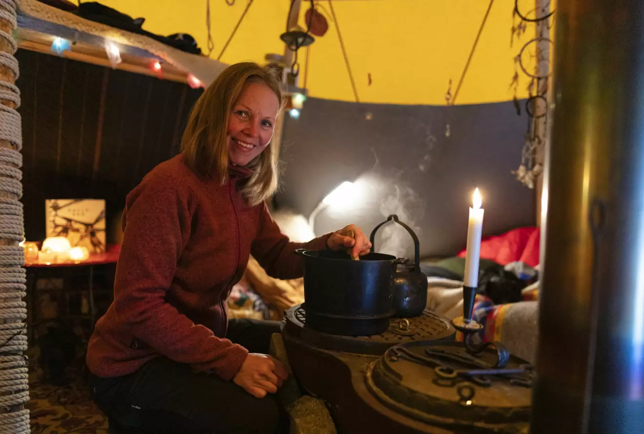 Susanne Holmqvist från Sandviken ville komma närmare naturen och flyttade till en ö mitt i Indalsälven och bodde i vildmarken i ett år. Maten lagade hon ofta på kaminen inne i sitt tipi-tält.