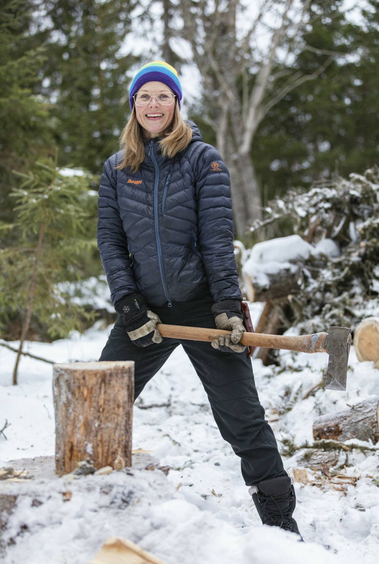 Susanne Holmqvist från Sandviken ville komma närmare naturen och flyttade till en ö mitt i Indalsälven och bodde i vildmarken i ett år. Här hugger hon ved.