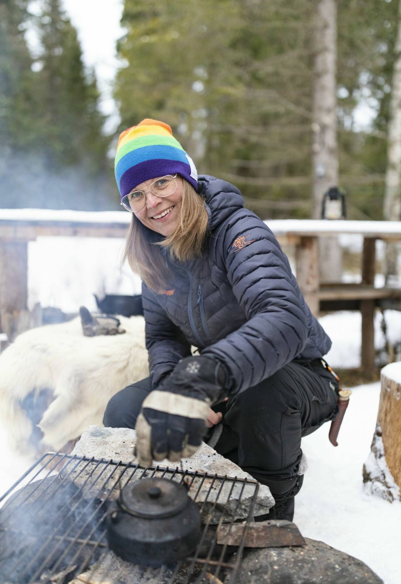 Susanne Holmqvist från Sandviken ville komma närmare naturen och flyttade till en ö mitt i Indalsälven och bodde i vildmarken i ett år. Hon lagade ofta mat i sitt utekök.
