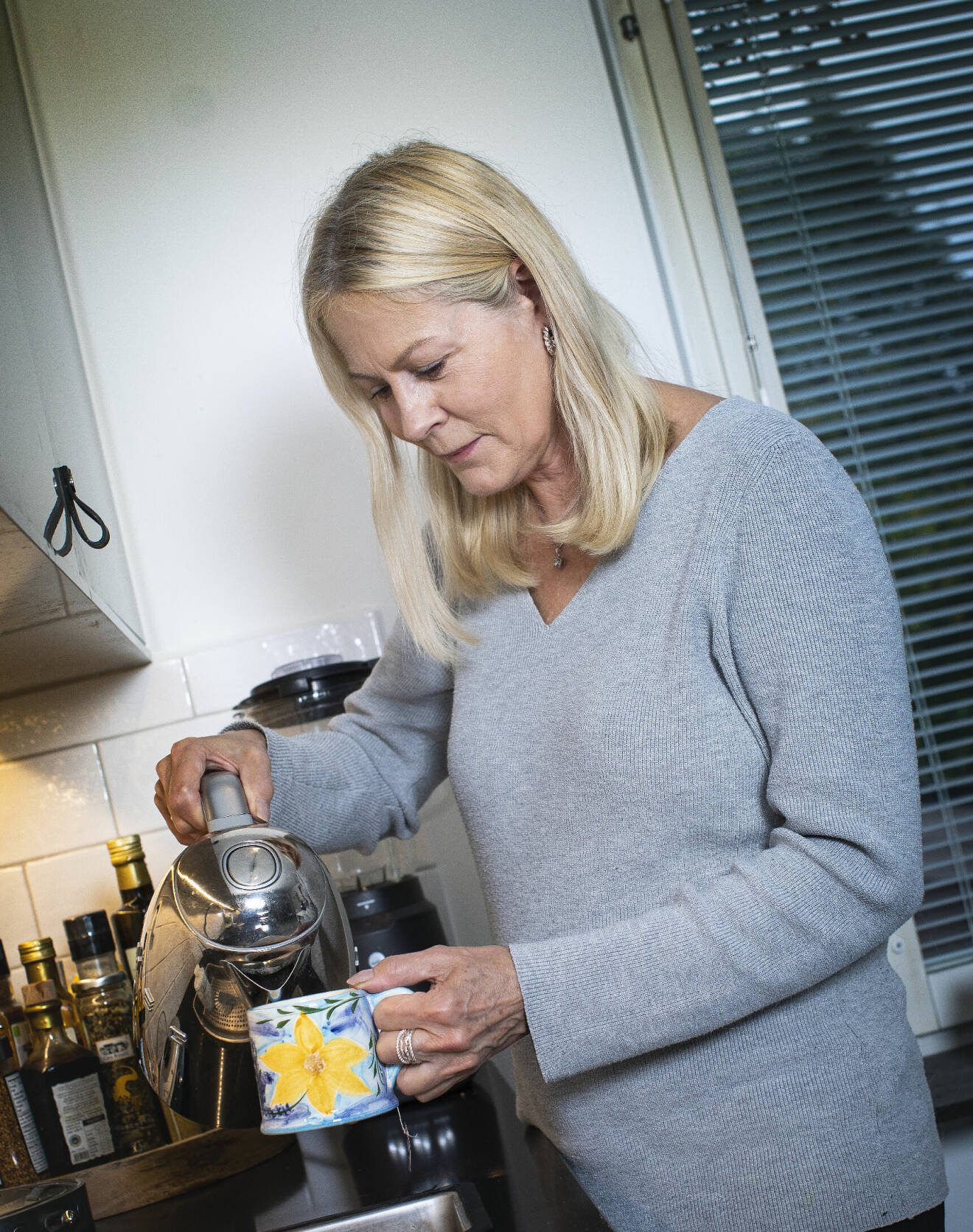 Skådespelerskan Nina Gunke, som nyligen berättade att hon drabbats av Alzheimers sjukdom, häller upp en kopp kaffe i köket.