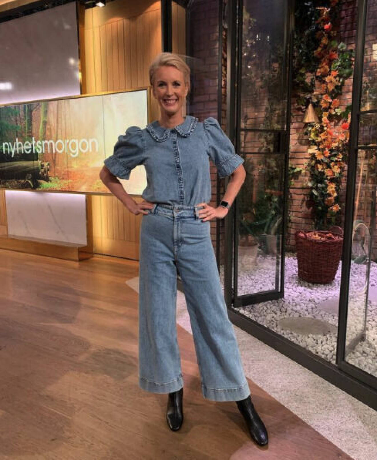 Jenny Strömstedt i jeans och blus i denim