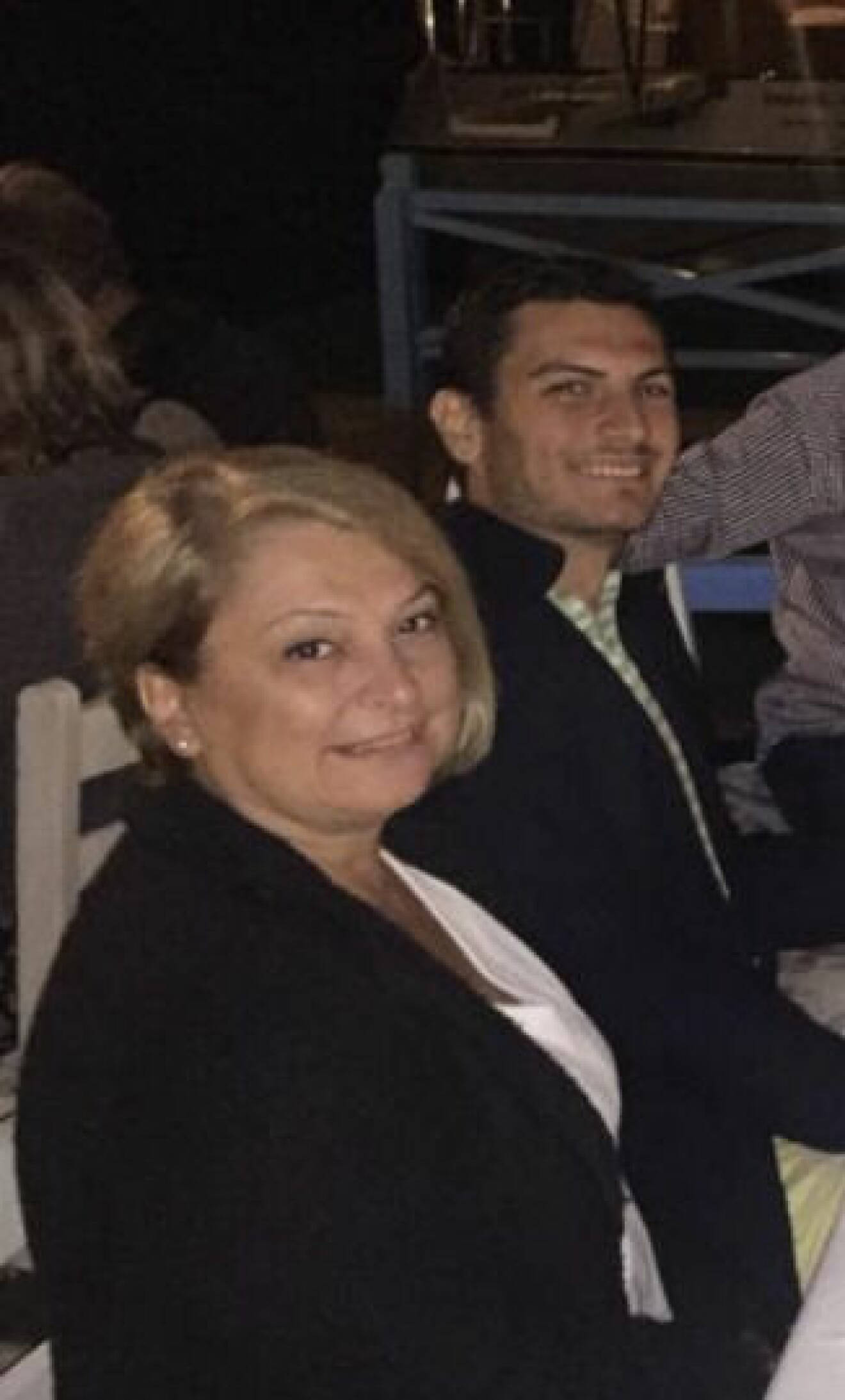 Aysel Senyuz gick bort i cancer förra året och nu auktionerar hennes son Tamer Senyüz ut sin bil till förmån för cancerforskningen.