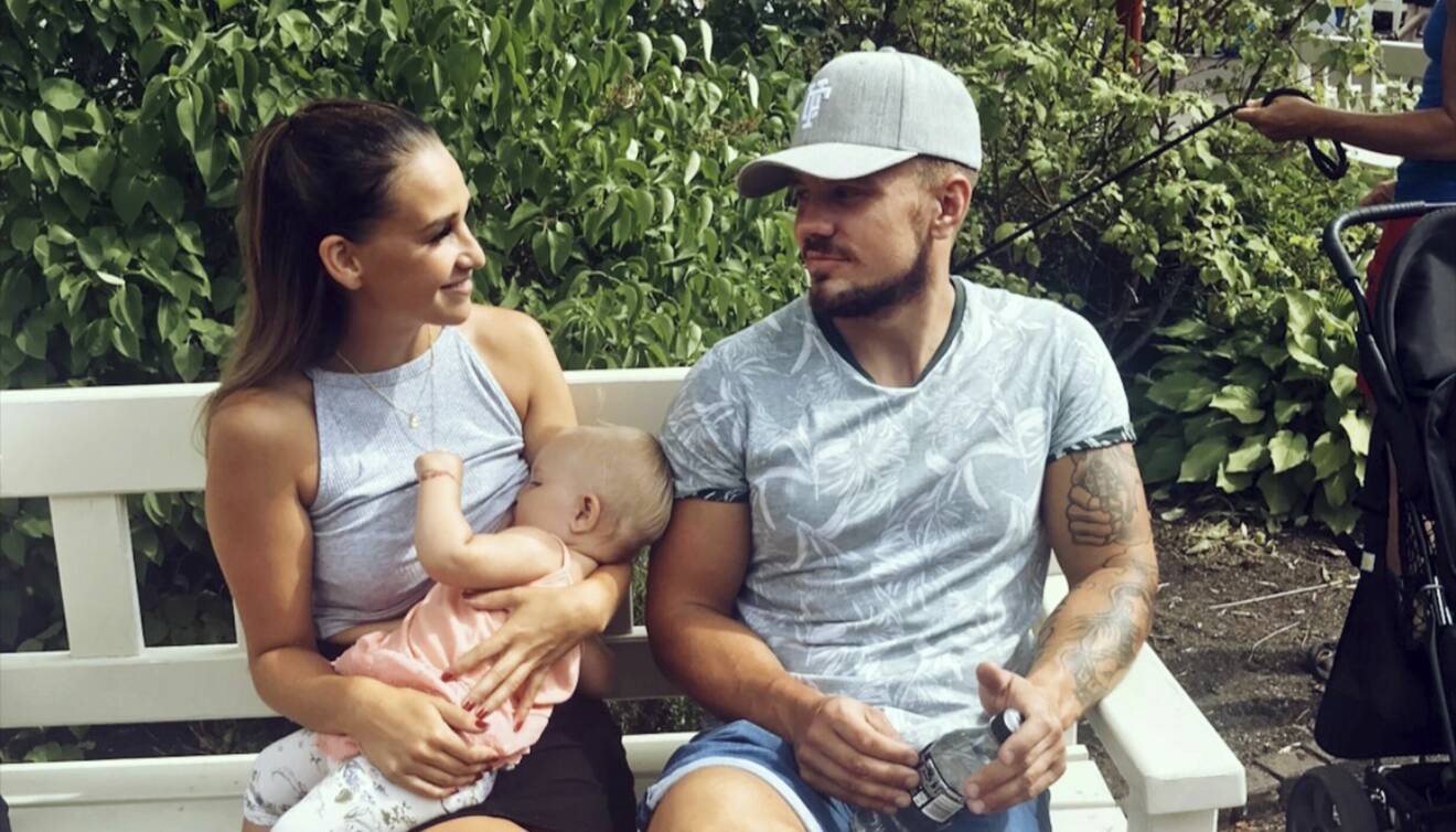 Alexia, Stoffe och nyfödd son på en vit bänk.