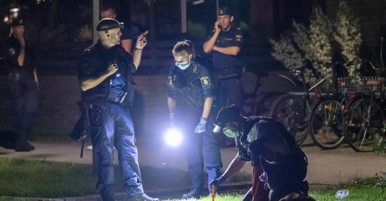 Polis och tekniker säkrar spår efter skjutningen i Malmö