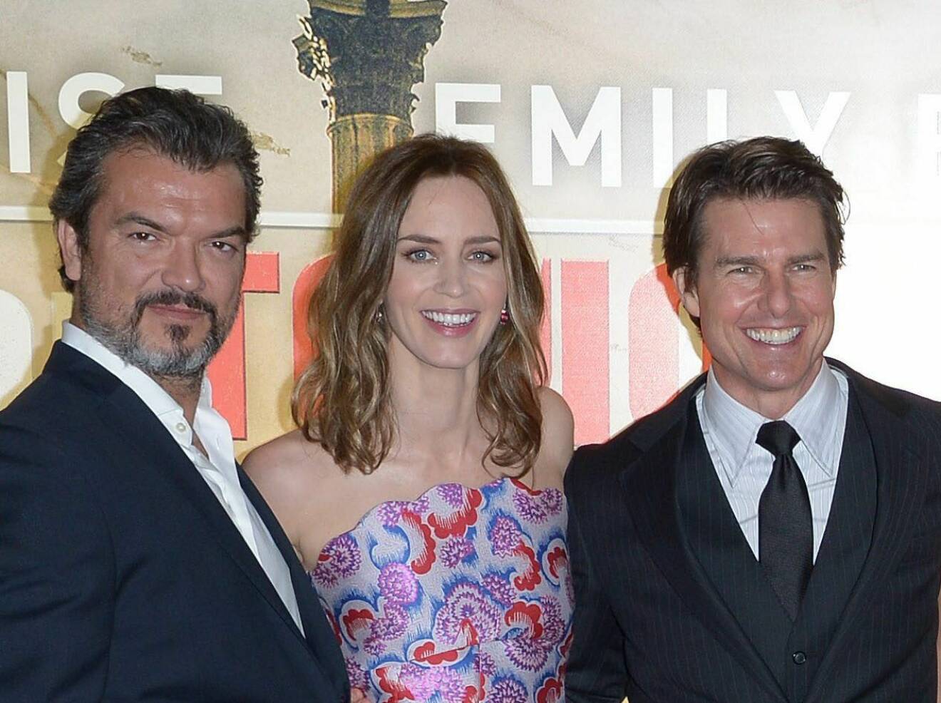 Dragomir Mrsic och Tom Cruise står på varsin sida om Emily Blunt.