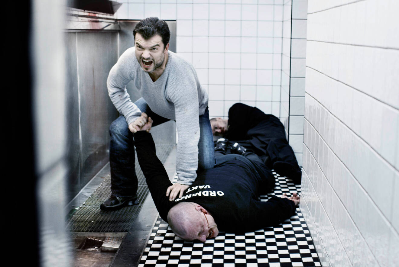 Dragomir Mrsic i en filmscen där han brottar ner en ordningsvakt.