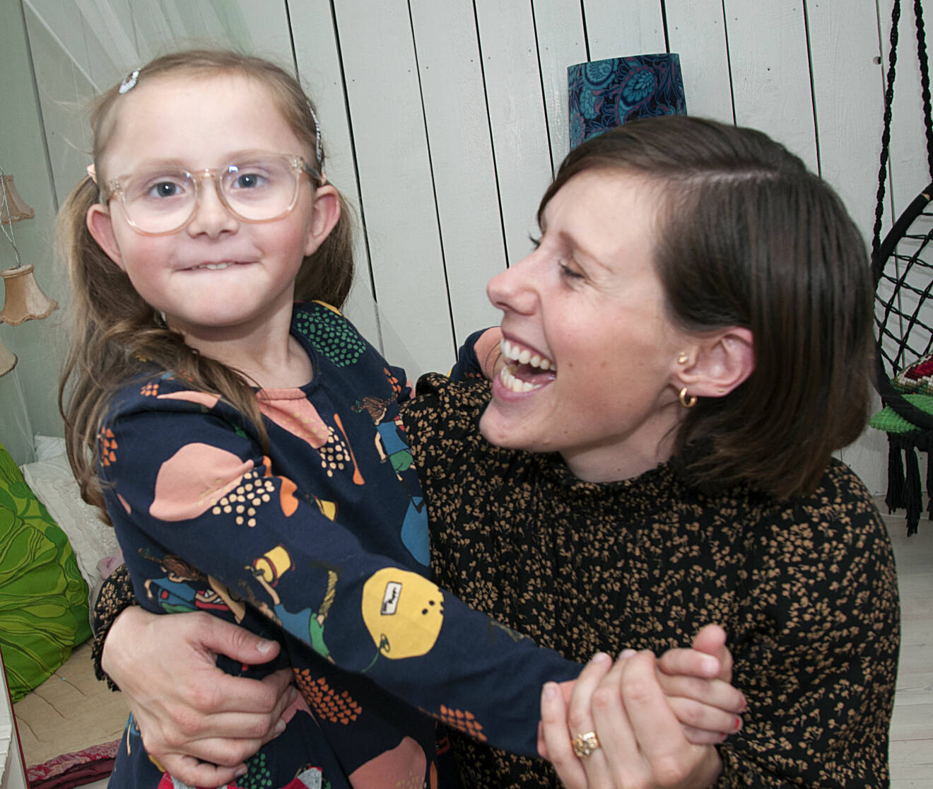 Johanna Karlsson med sin dotter Kerstin som har en odiagnostiserad hjärnsjukdom.