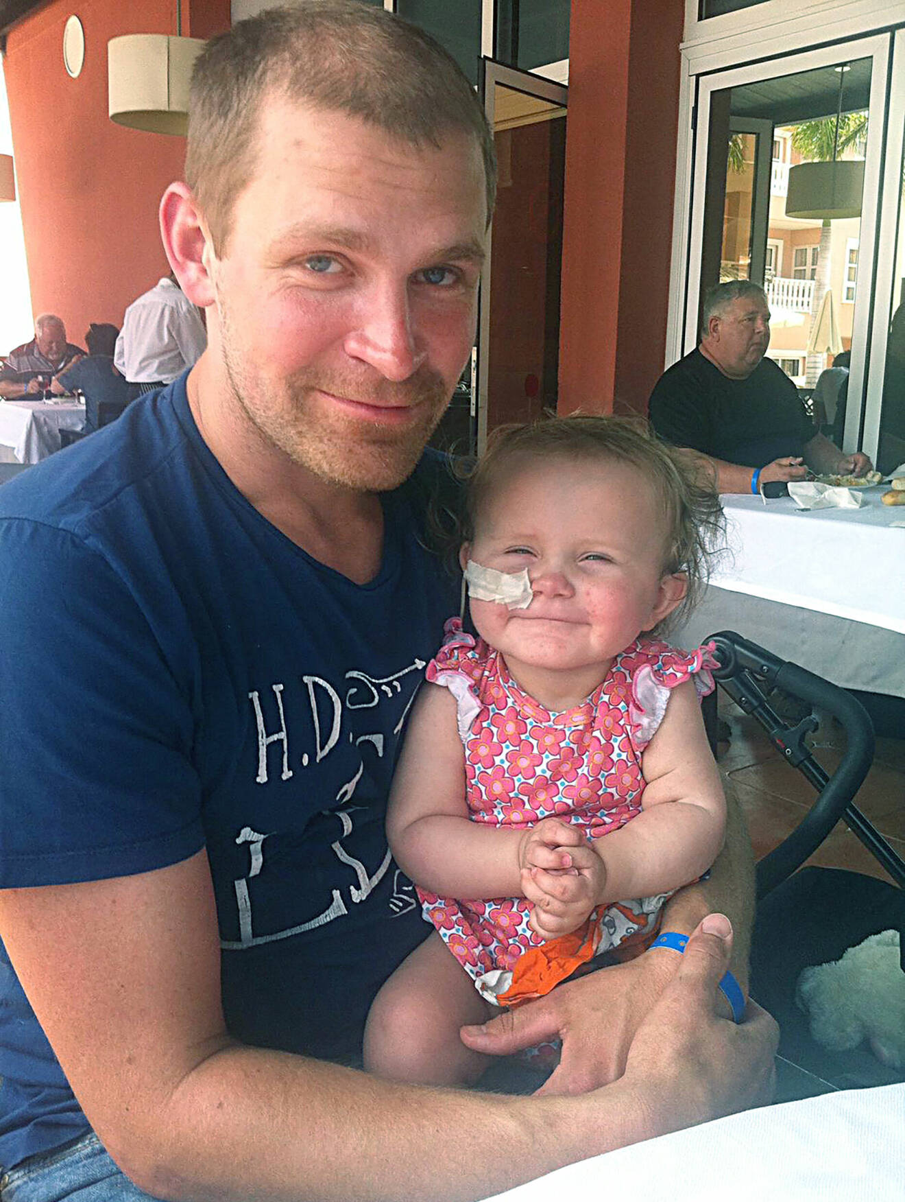 Gustav Karlsson med sin dotter Kerstin som har en odiagnostiserad hjärnsjukdom.