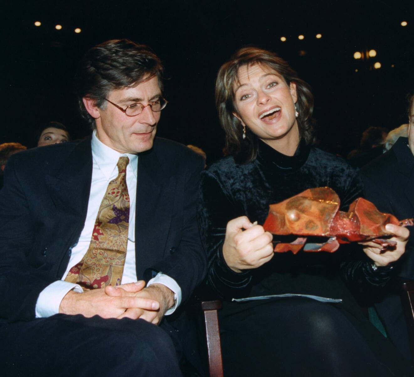 Bild på Tomas Pontén och Suzanne Reuter på Guldbaggegalan 1994. Suzanne håller en guldbagge i händerna och ler stort.