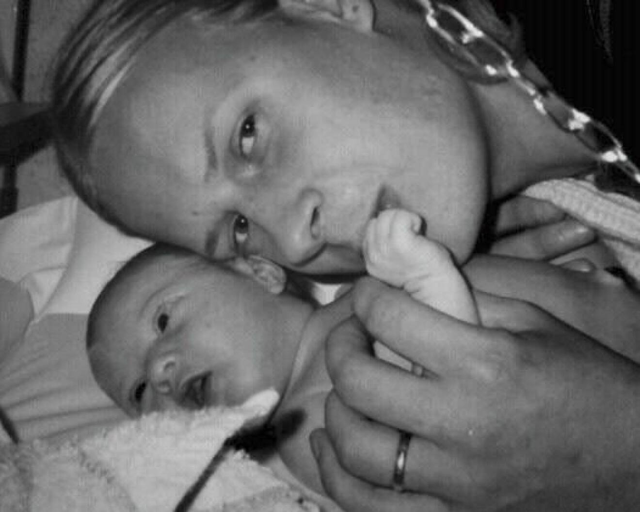 Anicia S. Eriksson som baby med sin pappa som var alkoholiserad och dog i lungcancer.