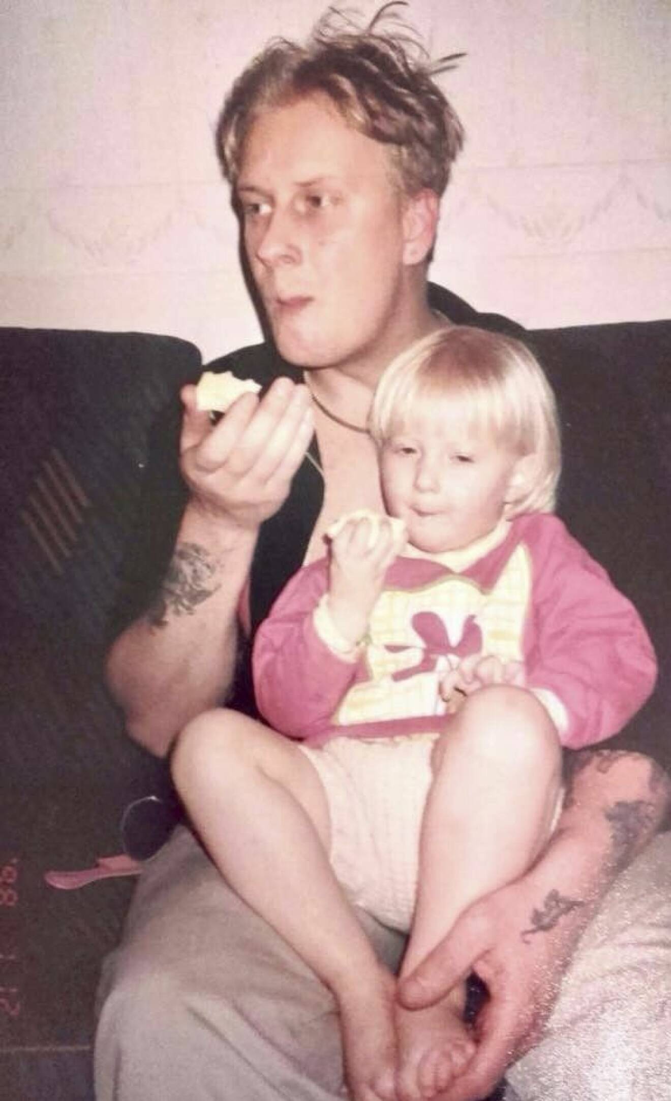Författaren Anicia S Eriksson äter äpple med sin pappa som dog i lungcancer när hon var 15 år.