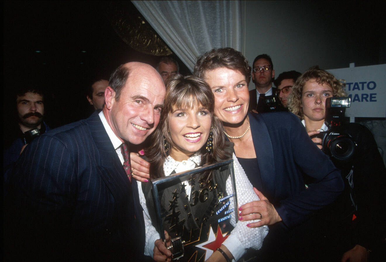 Bild på Carola med pappa Jan Häggkvist och mamma Anita Häggkvist efter vinsten i Eurovision 1991. Carola håller sitt pris i handen.