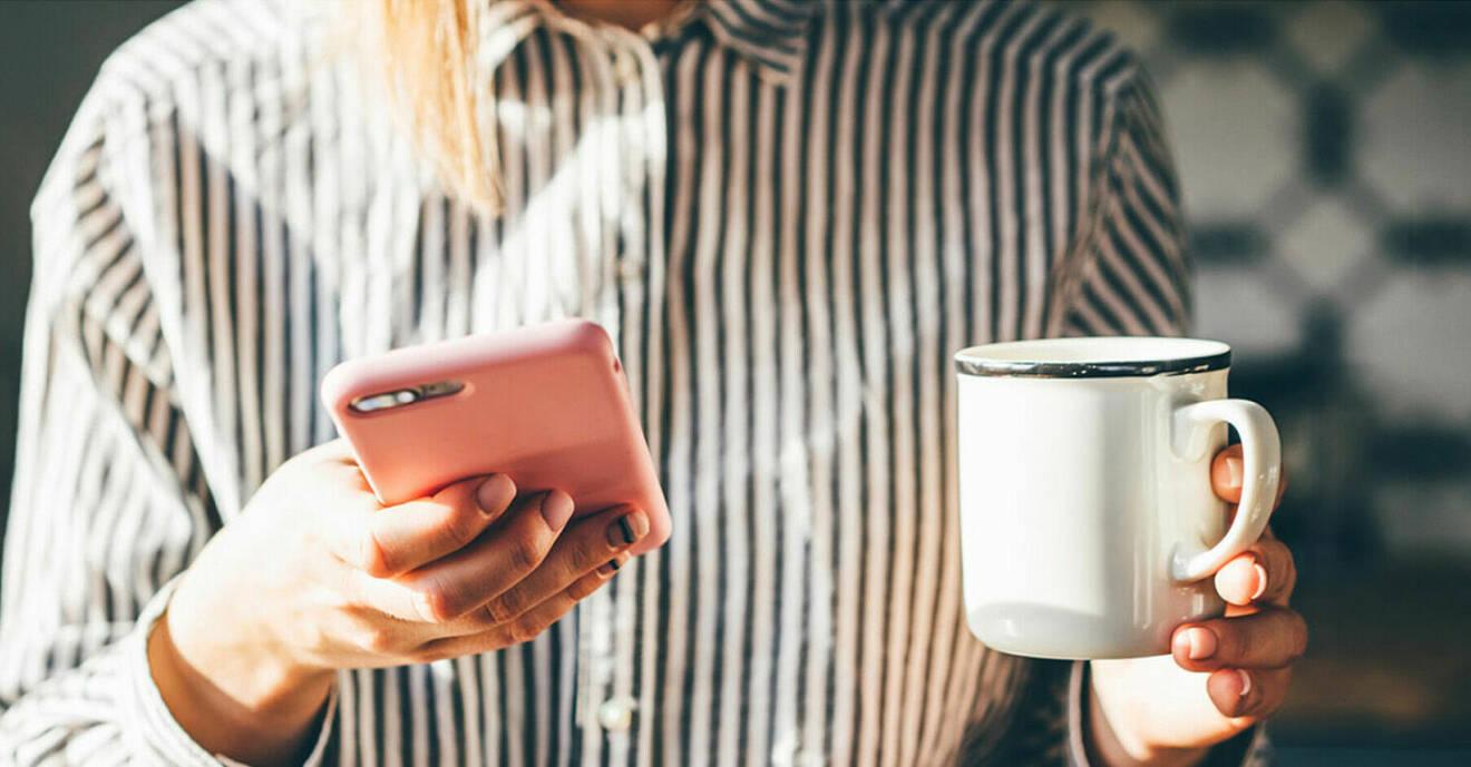Kvinna med kaffe och smartphone