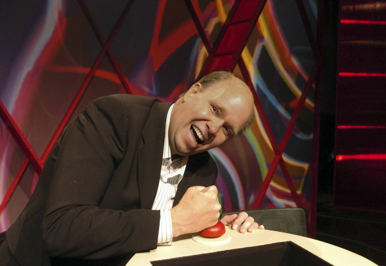 Lasse Kronér trycker på en ringklocka i samband med programstarten 2005.