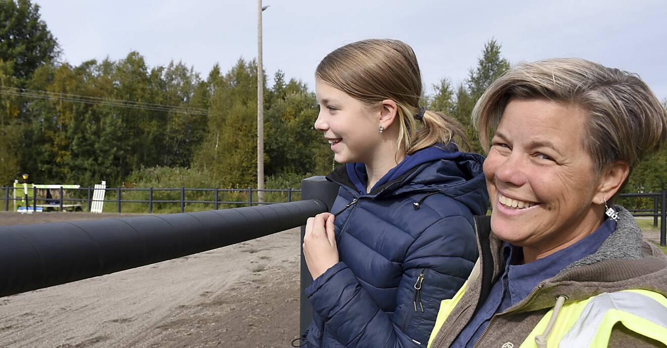 Adele står tillsammans vid en hästbana tillsammans med mamma Maria Furberg.