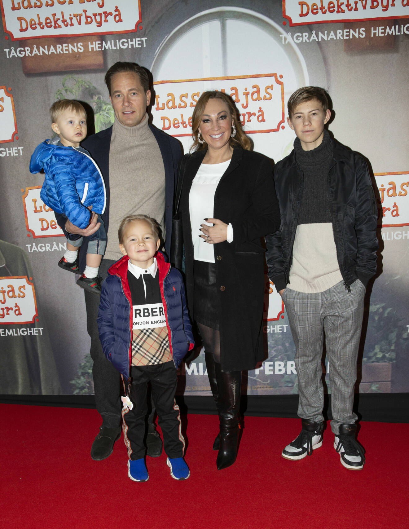 Charlotte Perrelli och maken Anders Jensen med barnen Adrian, Alvin och Alessio på biopremiär förra året (storkillen Angelo fick stanna hemma).