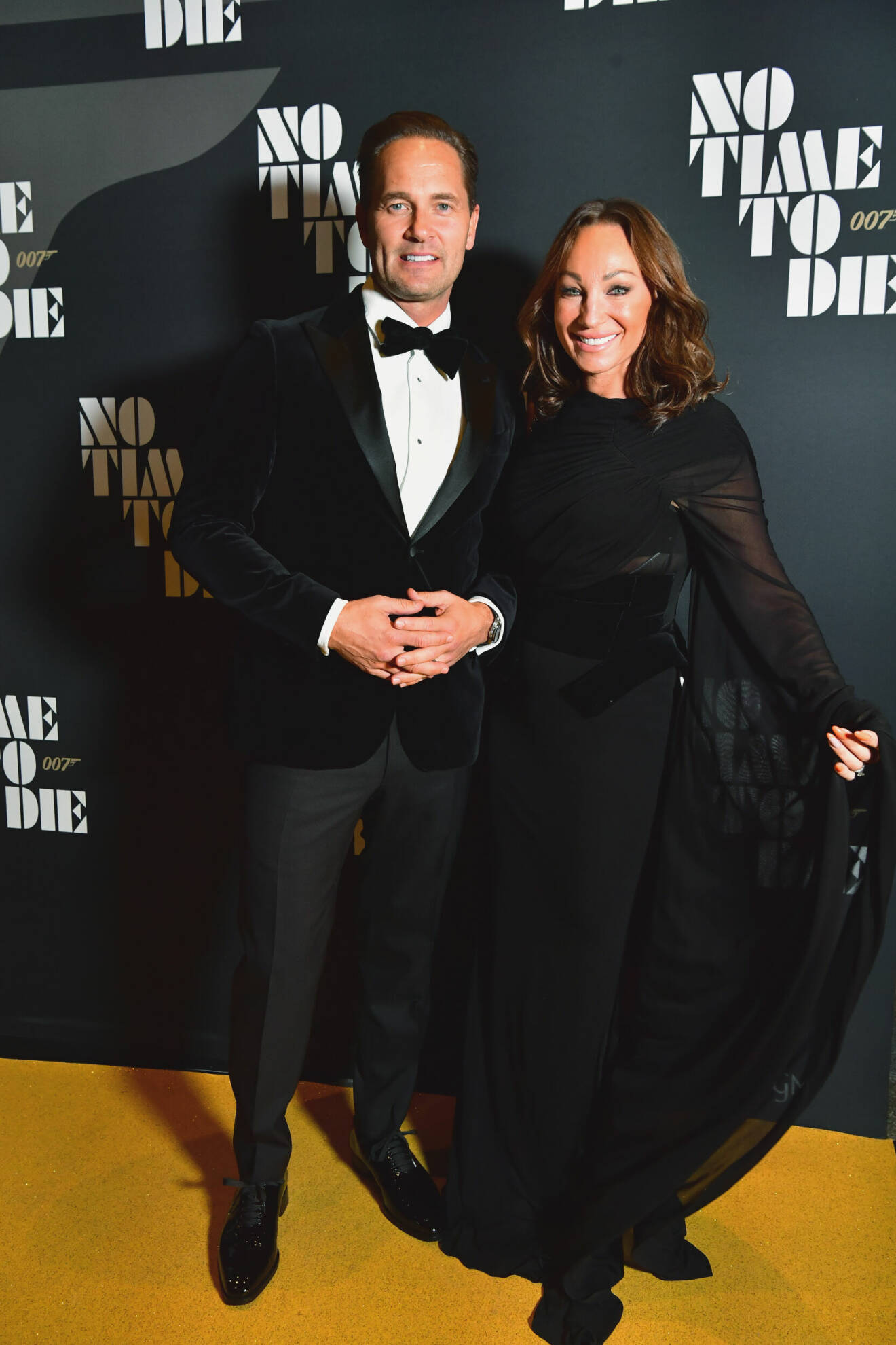Anders Jensen och Charlotte Perrelli anländer uppklädda till tänderna till premiären av nya James Bondfilmen No Time to Die på biograf Rigoletto i Stockholm.