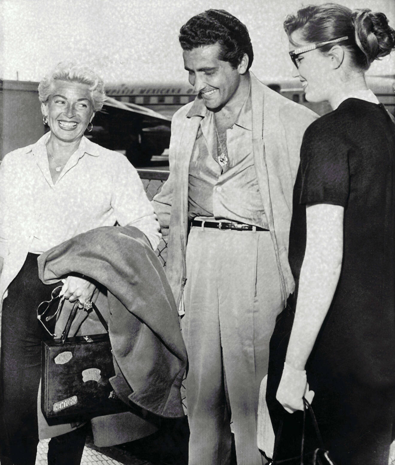 Lana Turner, Johnny Stompanato och Cheryl på Los Angeles flygplats bara kort före knivskärningen.
