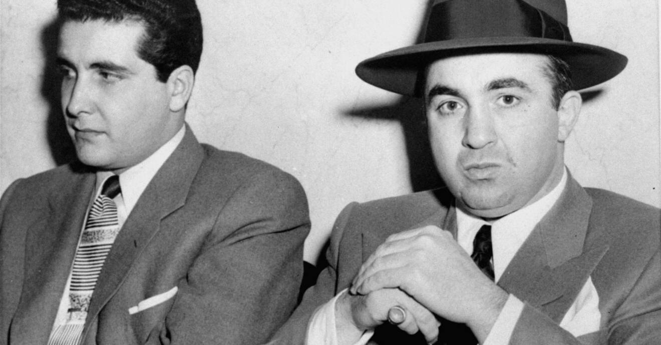 Johnny Stompanato med gangstern Mickey Cohen under en rättegång 1950