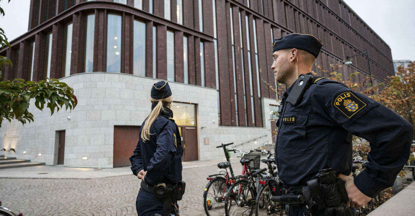 Polis på plats vid tingsrätten i Lund då rättegången mot den 15-åring som misstänks för skolattacken på Källebergsskolan i Eslöv startade på torsdagen