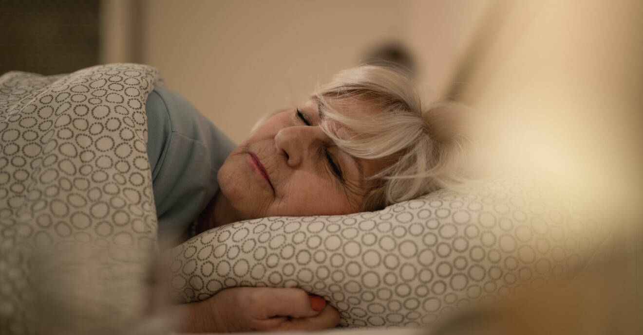 Äldre kvinna sover