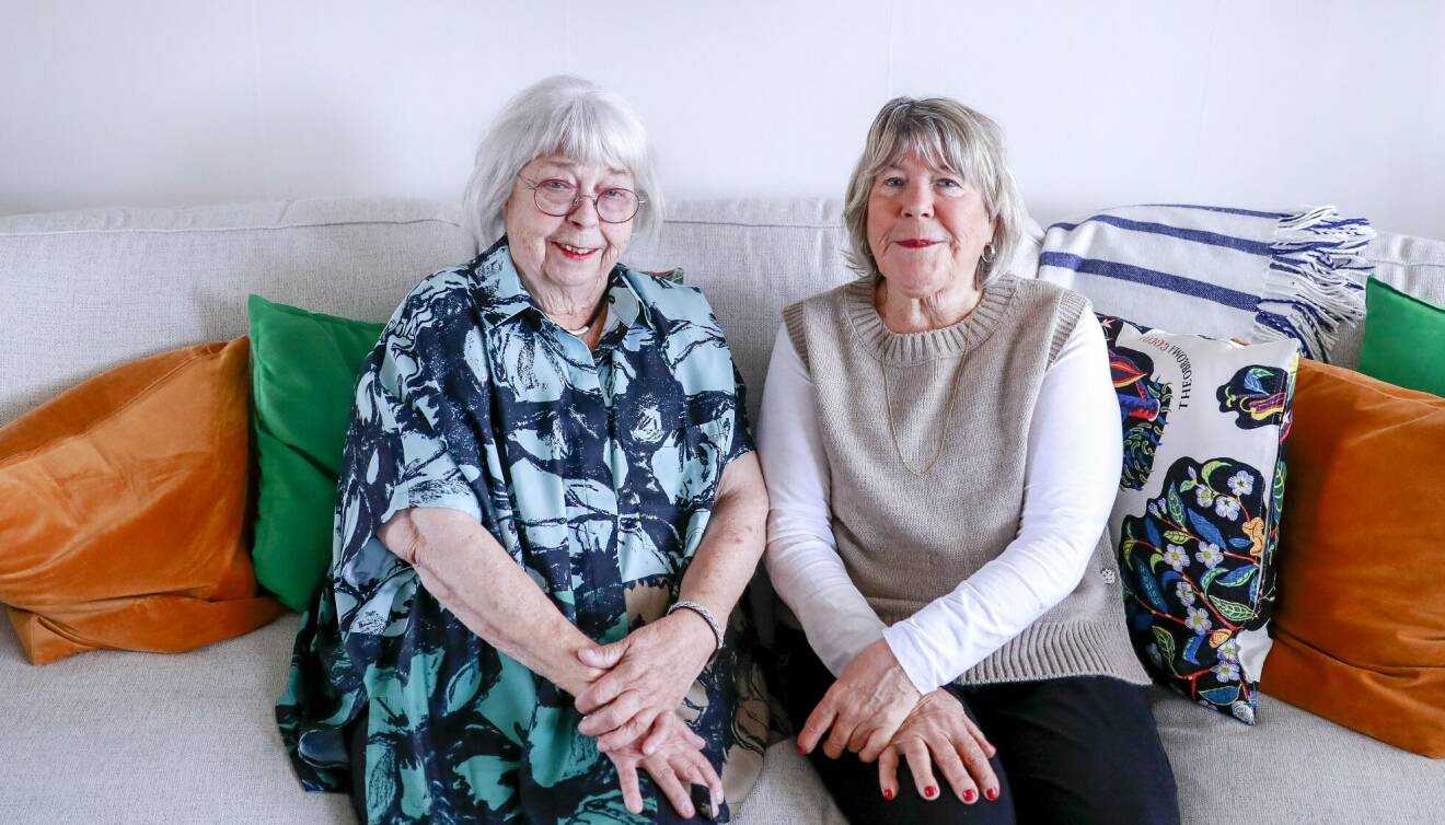 Margaretha och Ann-Katrin sitter bredvid varandra i soffan hemma hos Ann-Katrin och berättar om hur de växte upp på olika håll, hur de återförenades och hur de nu försöker ses så ofta de kan