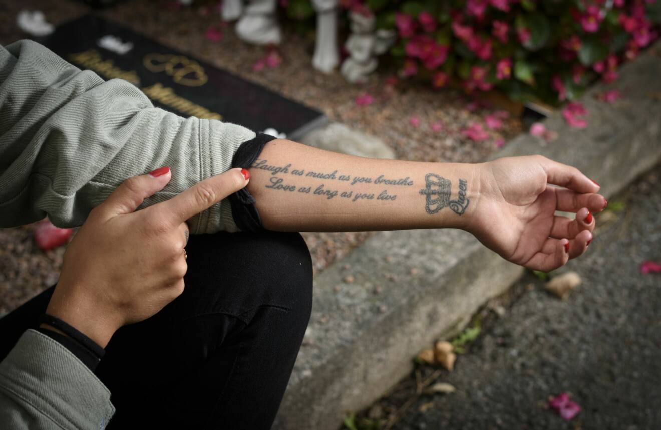 Julia visar fram armen med citatet som hon och mamma Sandra båda tatuerade in.