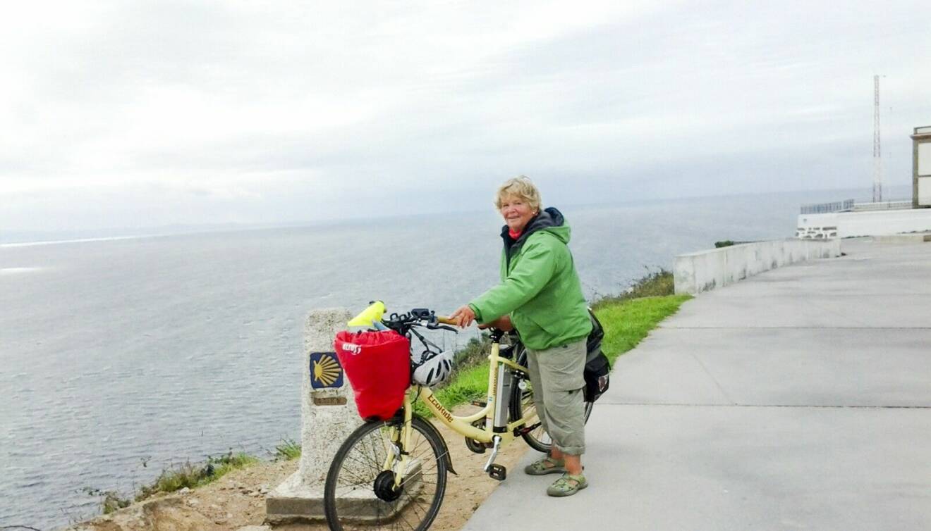 Jeannet är i slutet av sin resa och står med sin cykel på en väg alldeles vid Atlanten