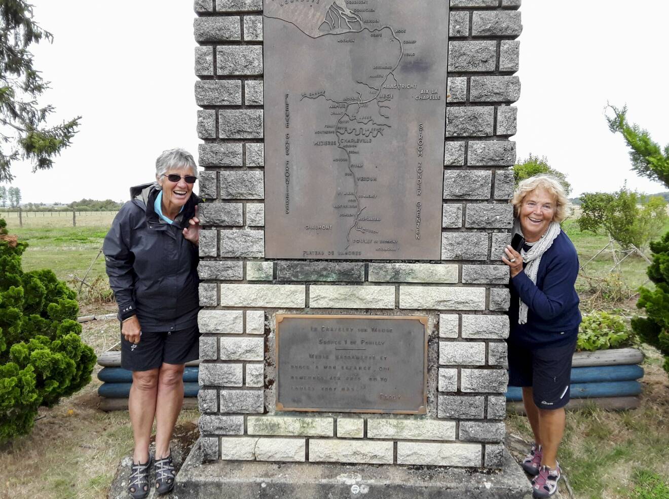 Väninnorna Gail och Jeannet står vid ett monument under en av sina gemensamma cykelresor i Europa.