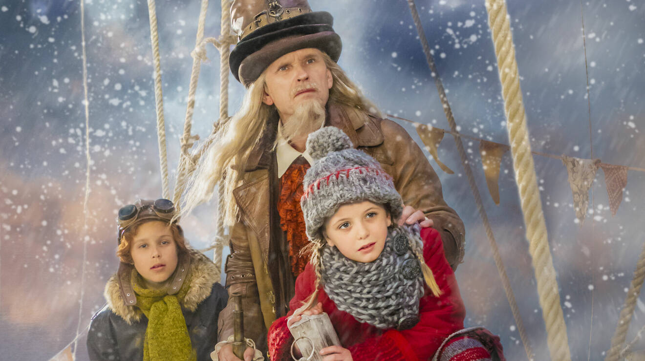 Bilden visar ett montage med skådespelarna i julkalendern Selmas Saga. Bakgrunden är en animerad himmel med snö som yr omkring.