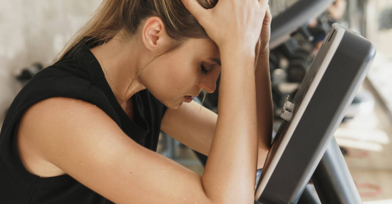Stressad kvinna på gym