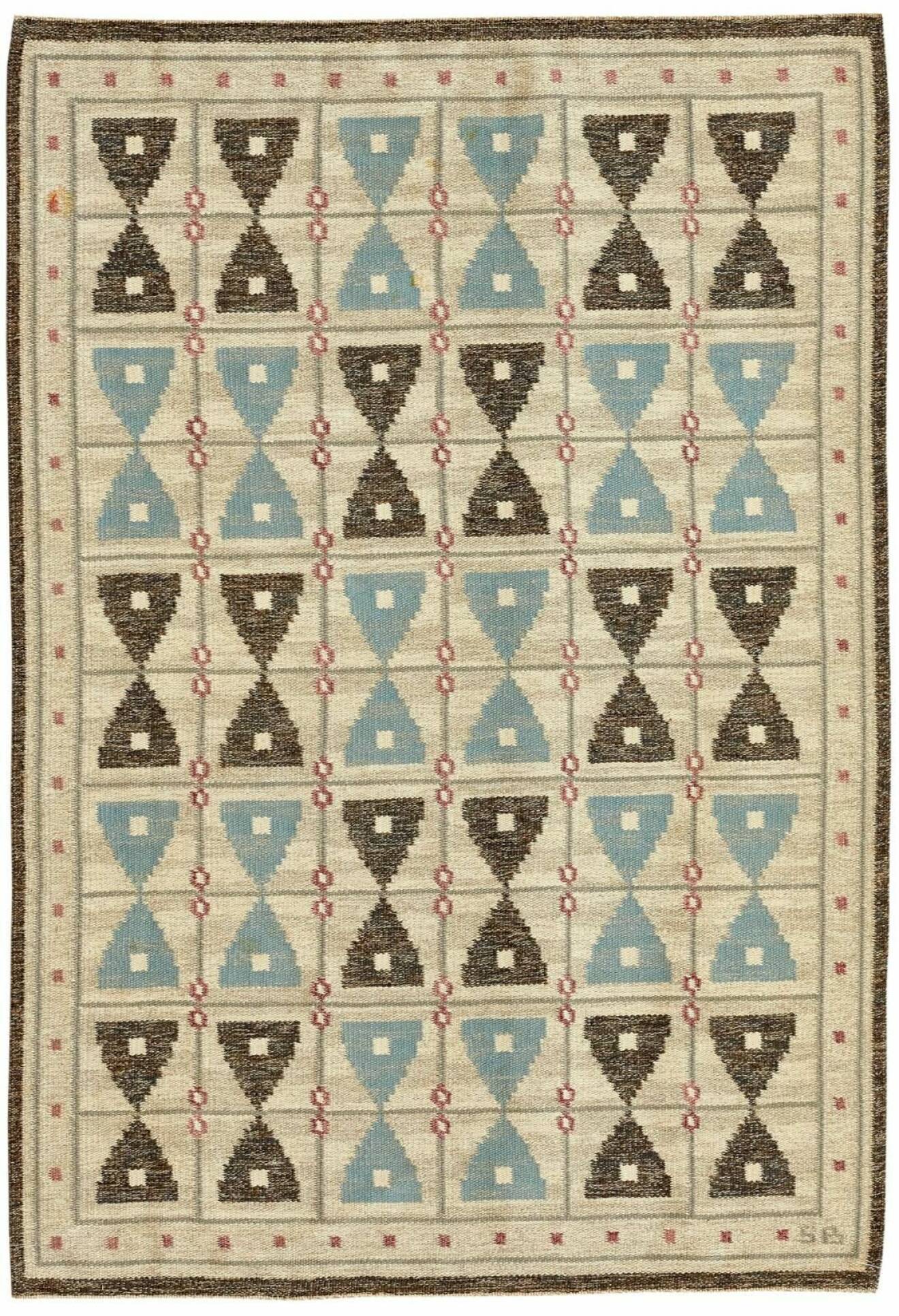 Sigvard Bernadotte komponerade en rad mattor åt matthandlaren Nils Nessim. Rölakansmattan, 234x163cm, har en stiliserad dekor av timglas. Såld för 7000kr på Stockholms Auktionsverk.