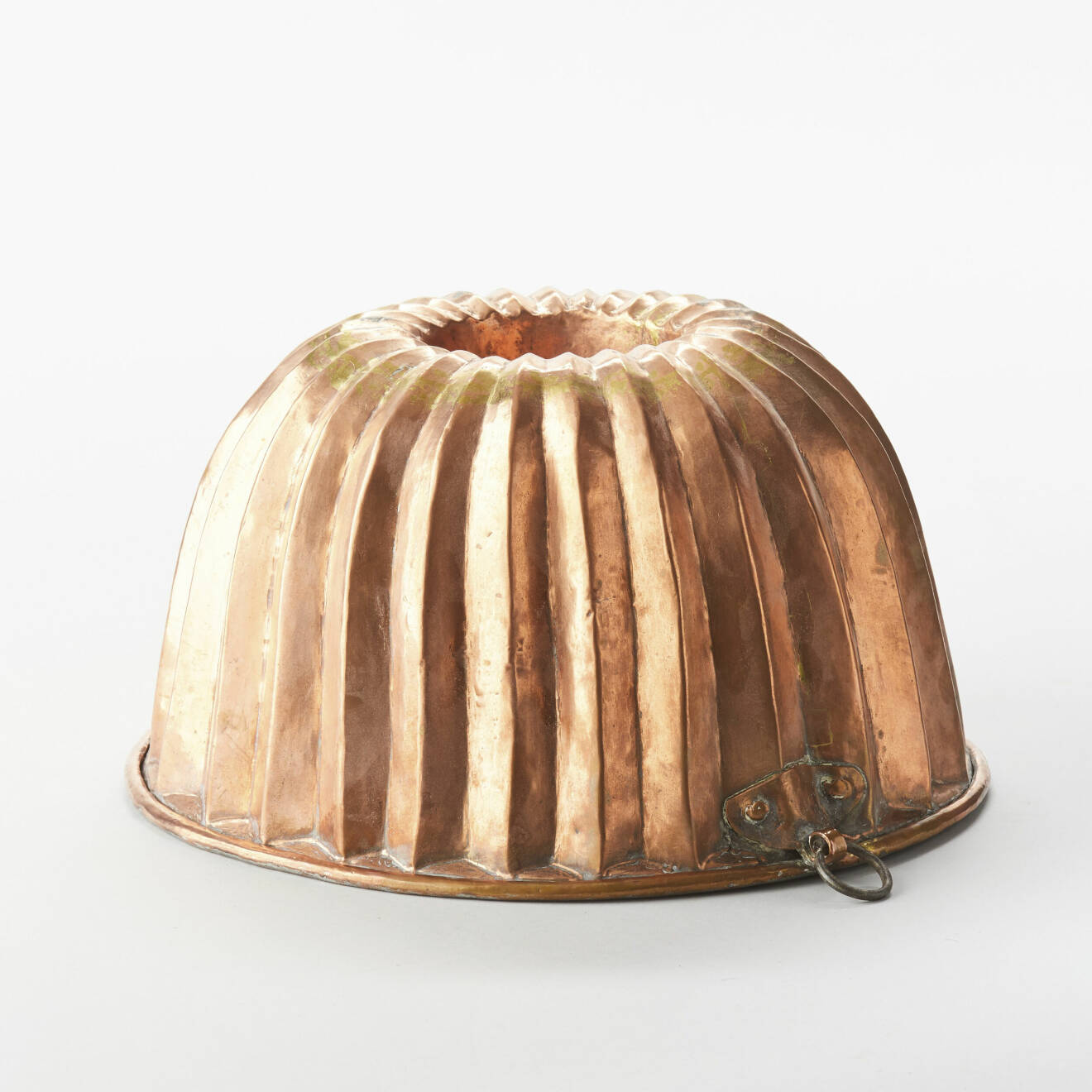 Vacker form för mjuk kaka eller pudding från början av 1800-talet. Kopparformen är förtennad inuti och kommer från en svensk privatsamling. Höjden är 19cm. Klubbat pris på Uppsala Auktionskammare blev 2200kr.