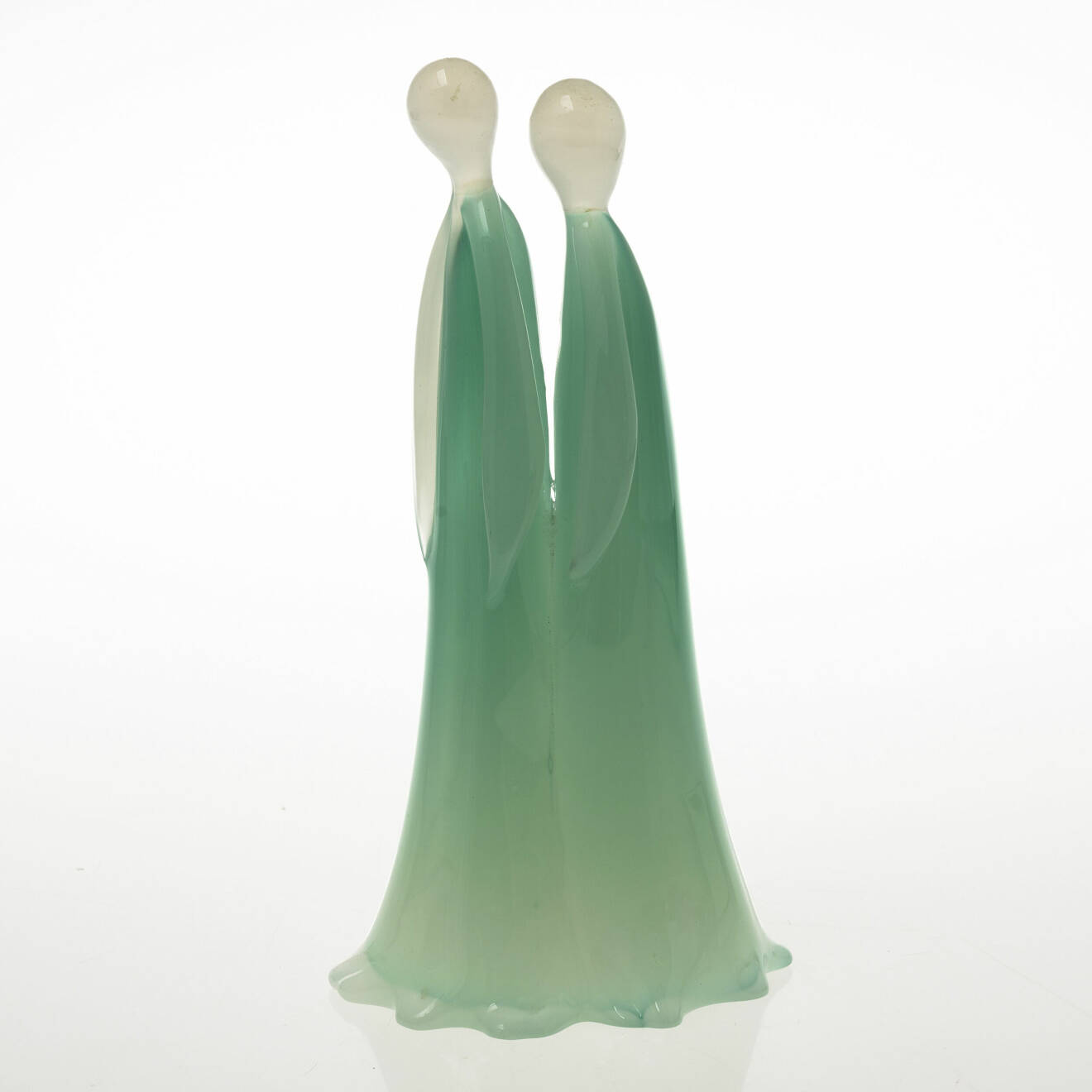 Figurinen i gröntonat och vitt glas med en höjd på 29,5cm såldes för två år sedan på Bukowskis. Slutsumman hamnade på 2572kr.
