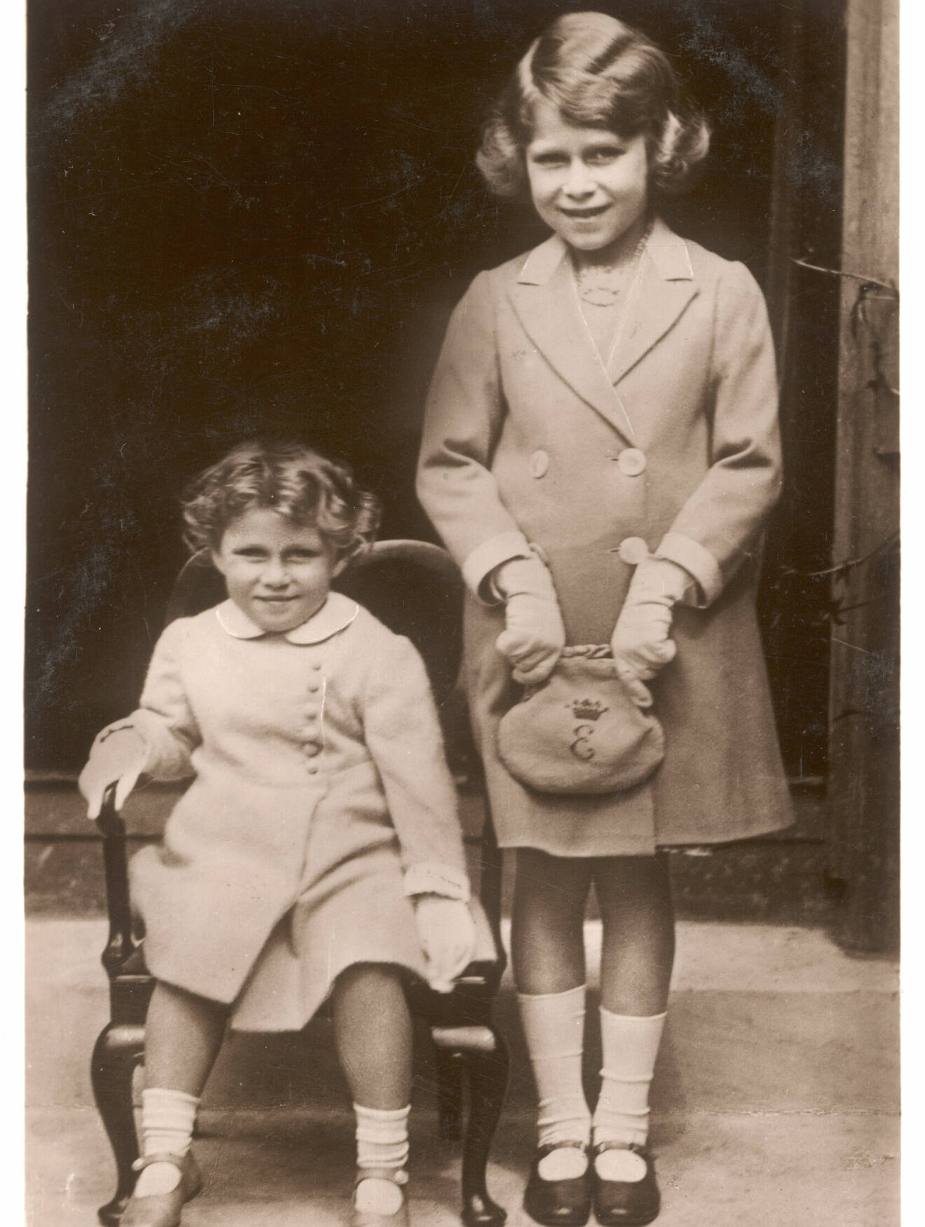 Drottning Elizabeth II som barn, tillsammans med sin syster prinsessan Margaret.