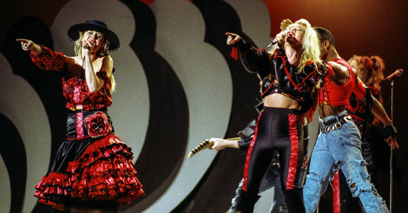 Lili &amp; Susie på scen under Melodifestivalen 1989 där de framförde låten Okey Okey.