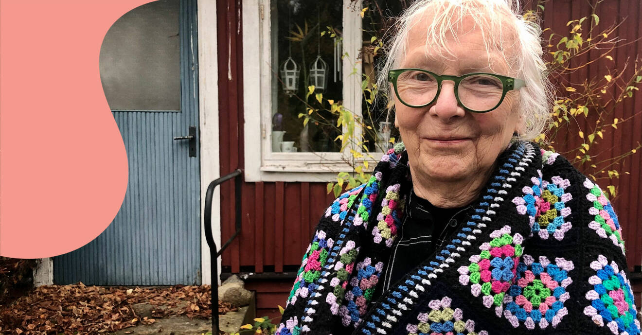 Iréne Walton utanför sitt hus i Nyehusen med en egentillverkad mormorsfilt omkring sig.