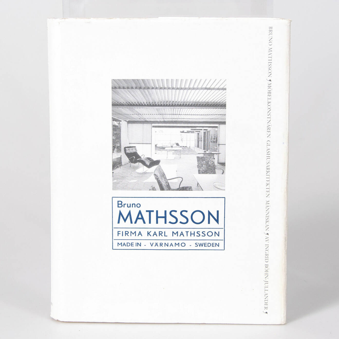 Ett exemplar av boken om Bruno Mathsson klubbades för 450kr (600) hos Laholms Auktionskammare i våras.