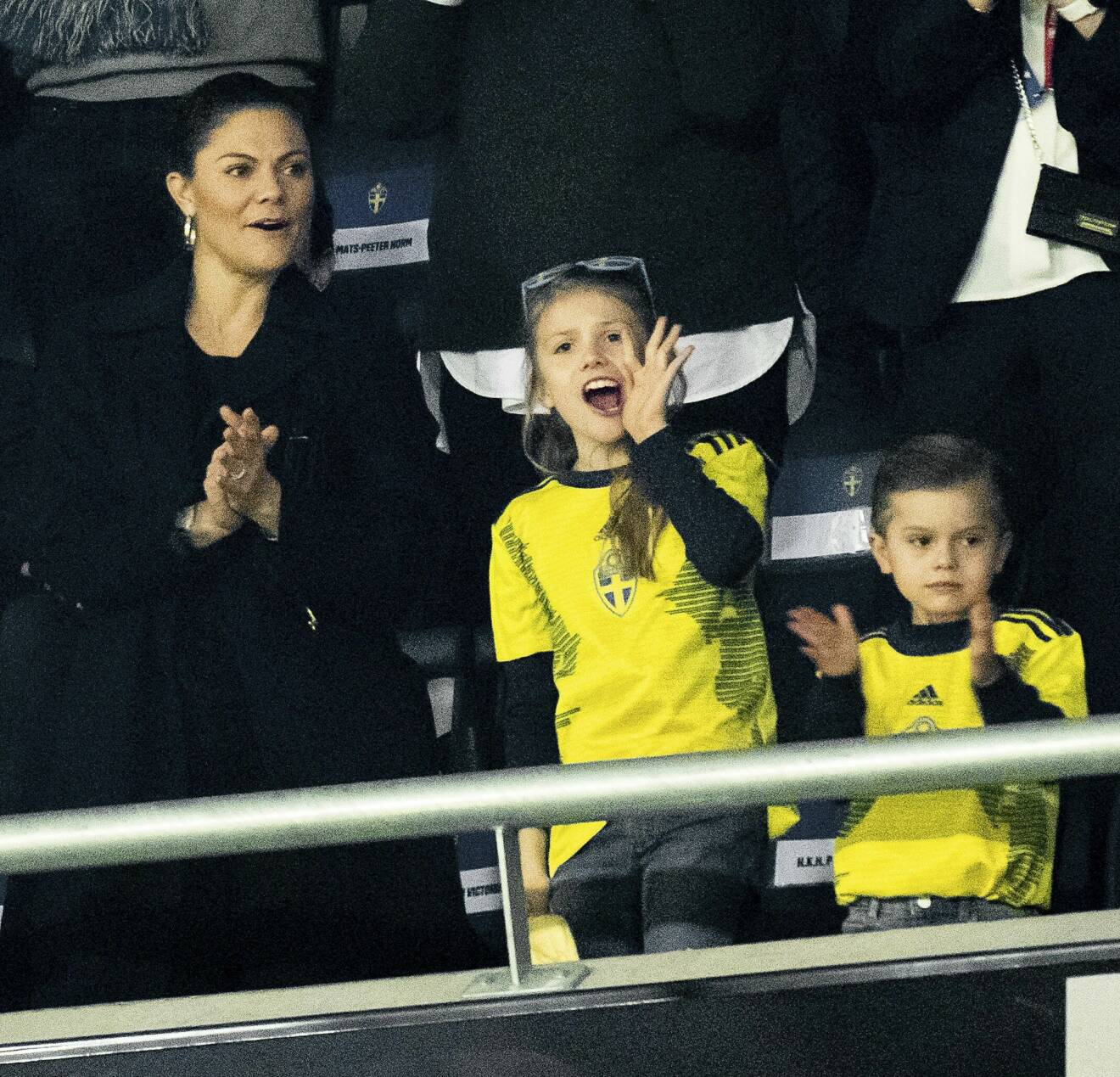 Kronprinsessan Victoria med barnen Estelle och Oscar på fotbollsmatch.